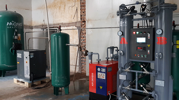 某制藥(yao)廠使用60立方，純度(dù)99.9%制氮機使用現場(chang)