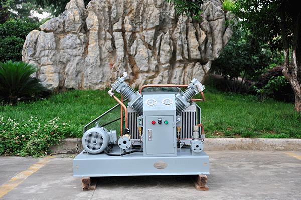 全無(wu)油活塞式(shi)空壓機